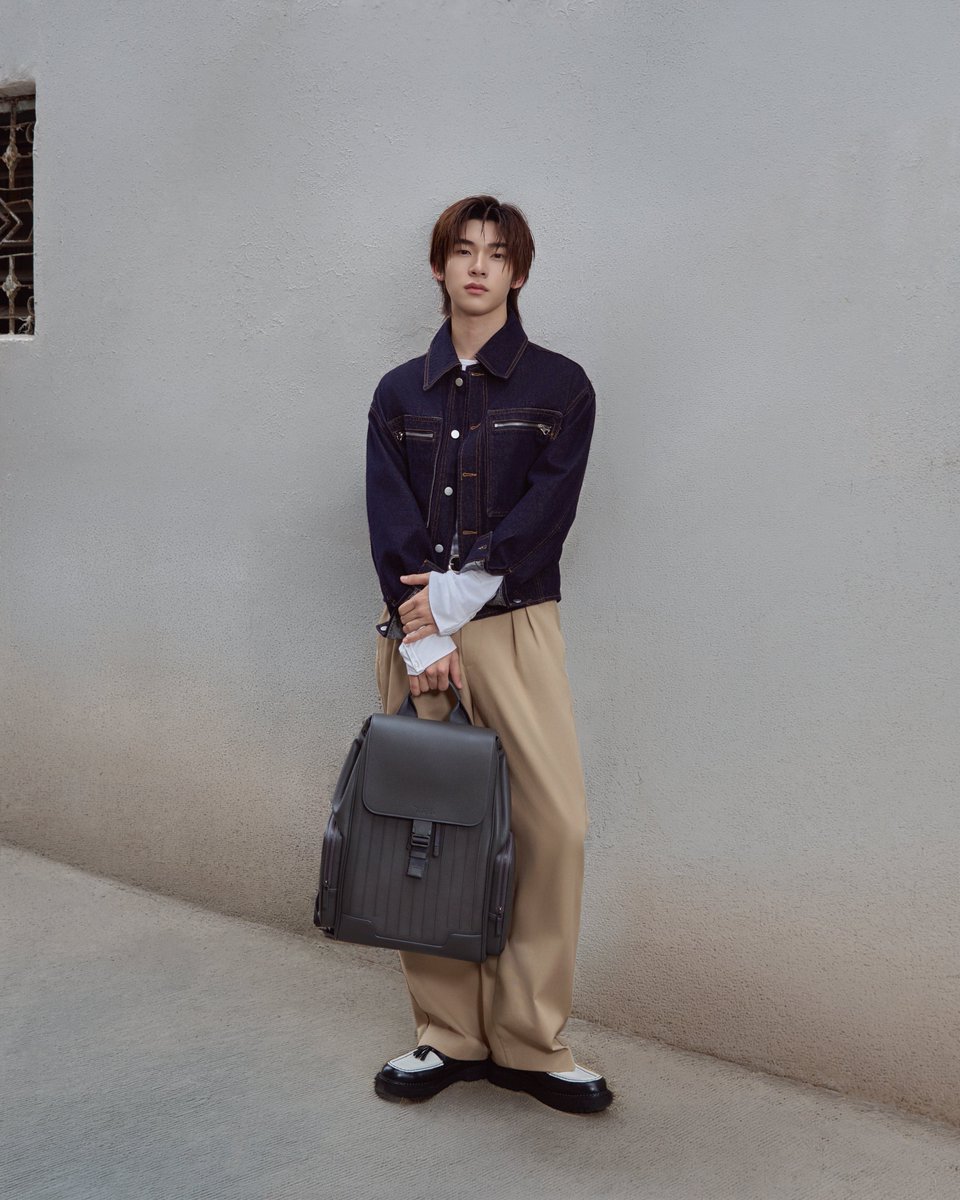 around_ent's tweet photo. RIMOWA ถ่ายทอดคอลเลกชั่น Never Still นำเสนอจังหวะแห่งชีวิตที่ไม่เคยหยุดนิ่งผ่านสไตล์ "ตี๋ตี๋ วันพิชิต"

#TeeteePor #ตี๋ตี๋ป๋อ #twnpich 
#RIMOWANeverStill #RIMOWA

RIMOWA แบรนด์กระเป๋าเดินทางสัญชาติเยอรมัน นำเสนอ Never Still คอลเลกชั่นที่ออกแบบมาเพื่อชีวิตที่เคลื่อนไหวอยู่เสมอ ด้วยดีไซน์ที่ผสานฟังก์ชั่นการใช้งานและสไตล์ไว้อย่างลงตัว พร้อมไปกับทุกจังหวะของชีวิต ตั้งแต่การเดินทางในชีวิตประจำวัน ไปจนถึงการออกเดินทางสู่จุดหมายใหม่ ๆ ผ่านกระเป๋าหลากหลายรูปแบบและฟังก์ชั่นการใช้งาน ไม่ว่าจะเป็นกระเป๋า Crossbody, กระเป๋าดัฟเฟิล และ กระเป๋าเดินทางจากคอลเลกชั่น Distinct

คอลเลกชั่น Never Still มาพร้อมกระเป๋าที่ออกแบบให้เข้ากับหลากหลายไลฟ์สไตล์และการเดินทางในแต่ละวัน พร้อมวางจำหน่ายแล้วที่ร้านค้า RIMOWA และทางออนไลน์ที่ https://t.co/mN8uhr0yW6