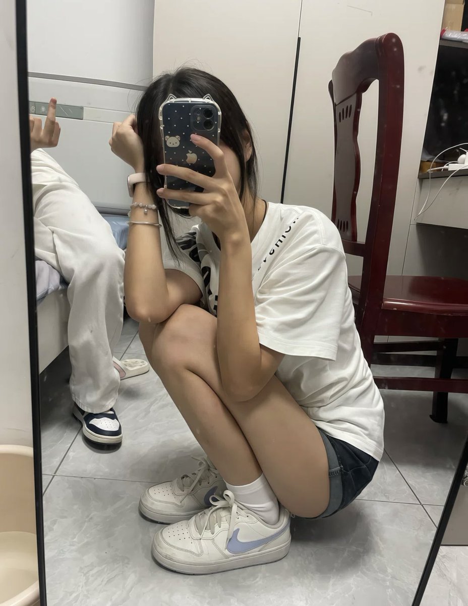 Ya5lluz's tweet photo. 网上说说我得了，现实里看到我这种女高穿着校服空军，巴不得变成一条狗跑过来舔我鞋底吧，也就是在推特上你有机会跟我说话，真碰见谁会理你这种废物啊？#女高 #atm奴 #榨金 #贡奴 #臭脚 https://t.co/nzLBjzpCDc