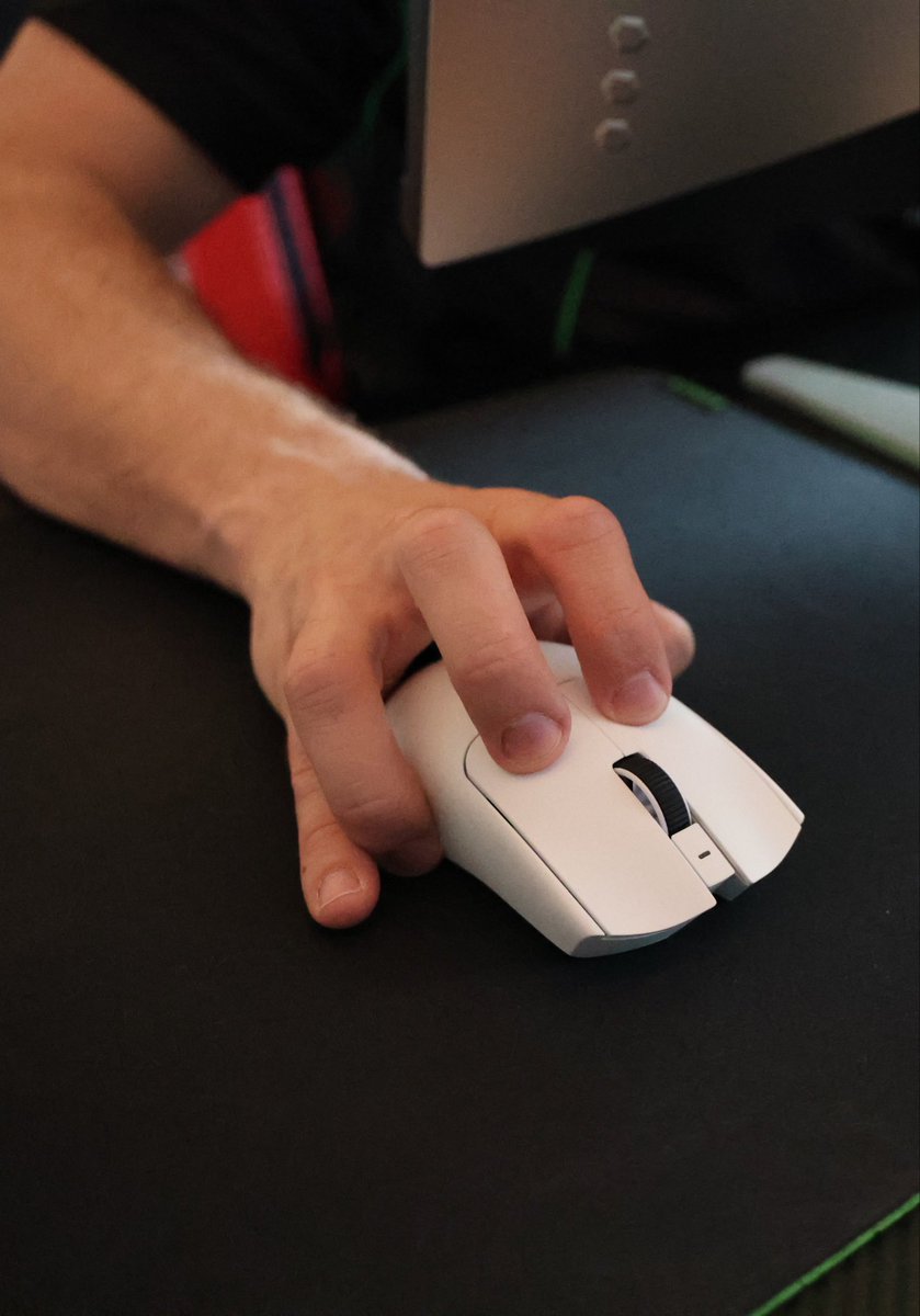 twist's tweet photo. Locked in for Fissure with my Razer Viper V4 Pro 🐍 

#ForThePro #TeamRazer https://t.co/AlVUwp4G3r