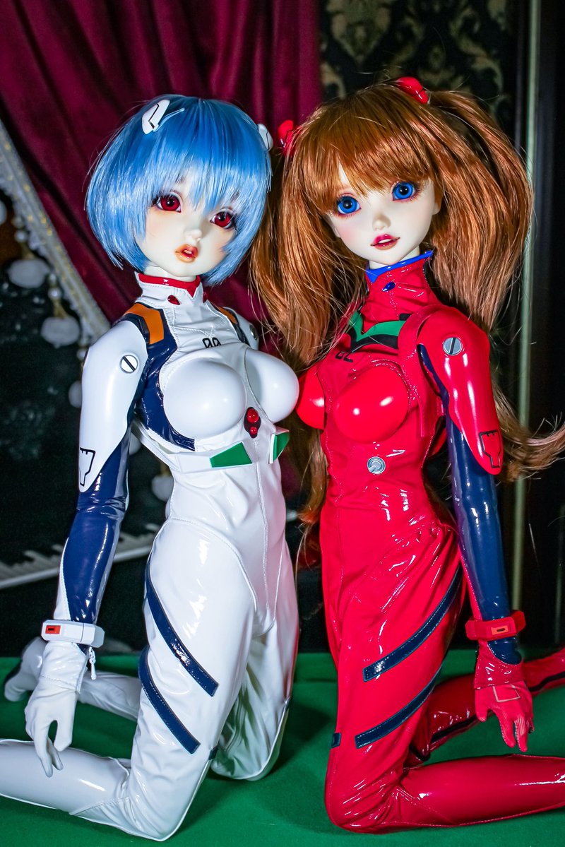 Viola91162's tweet photo. ドールスタンドがうまく消せない🤦‍♀️

プラグスーツを新調しました。
前のよりツヤ感があっていい。

うちに来た子はもれなくコスプレさせられる運命🤔 https://t.co/iSY2cKOCYp