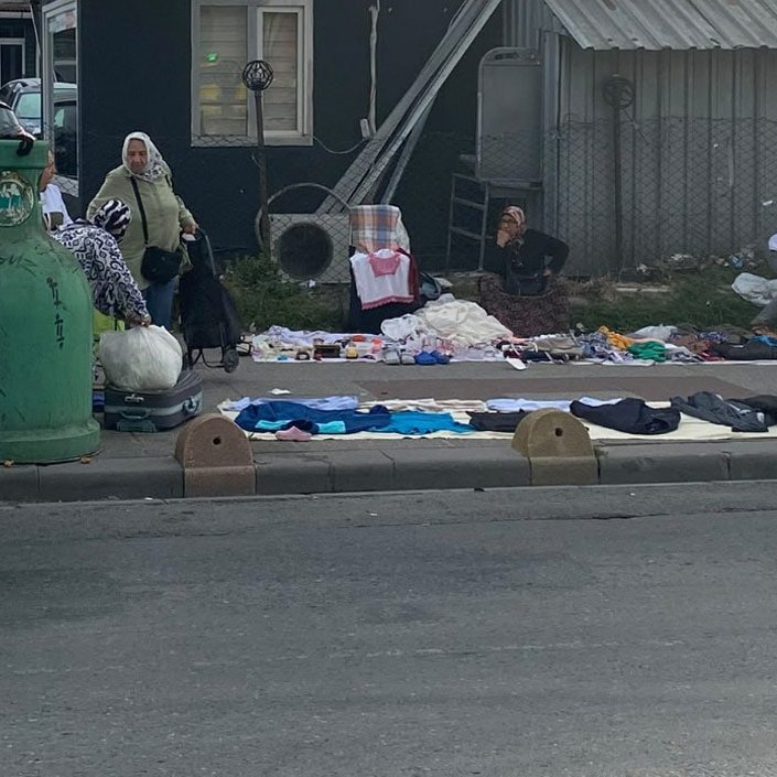 kisacamedya's tweet photo. İstanbul Rami’de vatandaşlar geçinebilmek için kaldırımda ikinci el eşya satıyor.

Emekli, dul ve engelli vatandaşlar; evlerindeki kullanılmayan eşyaları, komşularının verdiklerini veya çöpten toplayıp temizledikleri ürünleri kaldırımda satıyor.

Kıyafet, ayakkabı, oyuncak ve elektronik eşyaların bulunduğu tezgâhlar, zabıta göründüğünde apar topar kaldırılıyor.

(Sözcü / Cengiz Karagöz  https://t.co/TjOEhGqpVq)