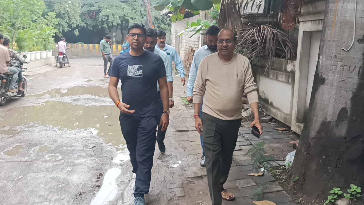SwachhIndore's tweet photo. आयुक्त श्री क्षितिज सिंघल ने मास्टर प्लान की आरई-2सड़क सहित शहर के विभिन्न क्षेत्रों का निरीक्षण किया।उन्होंने पूर्णिया कॉलोनी को आरई-2से जोड़ने के निर्देश दिए।वर्षाकाल में क्षतिग्रस्त सड़कों पर गिट्टी-मुरम डालने और जल निकासी व्यवस्था सुधारने को कहा।
#RoadDevelopment
#CleanIndore https://t.co/N4vT96KNnT