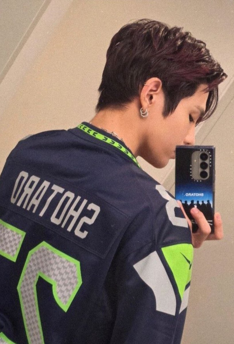 enchantingtaro's tweet photo. his back profile makes me feel some type of way... https://t.co/Emat6S8q0a