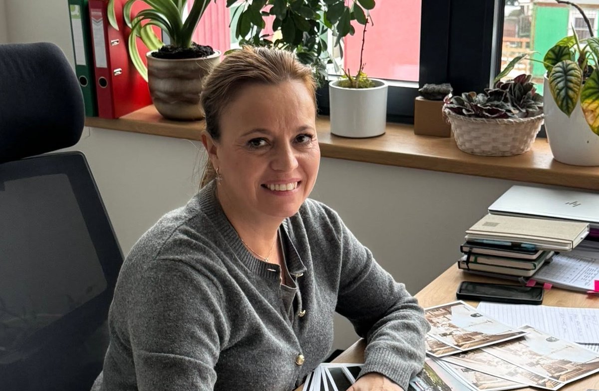 VietnamecZHane's tweet photo. No, něco nesedí. Pojďte v POV bodech 👇

https://t.co/xWC12mwsVo

1) Jste Lenka Vedralová, pražská zastupitelka a starostka Prahy 12 v dresu hnutí ANO.

2) Manžel je odsouzen v půlmiliardové kauze. Daňové úniky, praní špinavých peněz. A ještě v tom je Babišův sok Savov. Společný majetek zajistila policie, nyní se zdá, že může i propadnout. Veřejnost se proto ptá, zda v tom náhodou nejedete taky.

4) To se vám nelíbí a podáte na aktivistu žalobu, protože se ptá až moc a na magistrátu se taková debata prostě nehodí, navíc před komunálními volbami.

5) Schyluje se k soudu, nakonec ale večer ve středu 2. září, tedy den před první slyšením, máte údajně autonehodu. Poškozené plechy, něco s páteří, říká váš kolega z radnice a potvrdí, že jste na neschopence a možná budete v kampani leda s fix límcem.

6) Ve stejný den ještě v 10 večer postujete veselé fotky. A další den další. A pak i video. A pak oddáváte na svatbě. A pak lákáte na pondělní a další předvolební setkání na Praze 12.

7) Zároveň se vám nedá dovolat na žádné číslo, vč. mobilního, který máte na webu („je buď vypnuté, nebo nedostupné)“, neodpovídáte na novinářské otázky.

Takže co? Takže se mrknu na harmonogram akcí na Praze 12 a asi se někdy stavím na pokec.