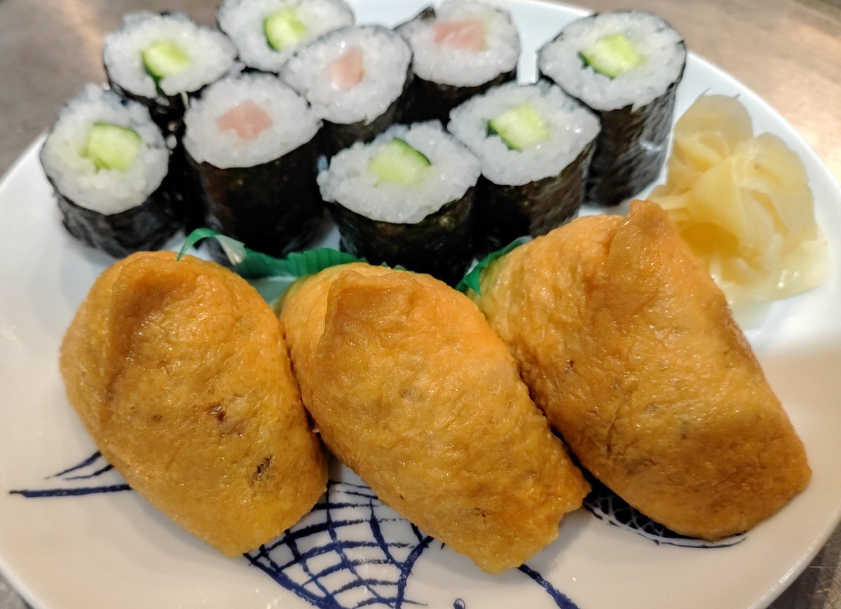 robata_champion's tweet photo. チャンピオン本日のおすすめは『助六寿司』です。是非ご賞味下さいね。 https://t.co/A7pJx2VnBe