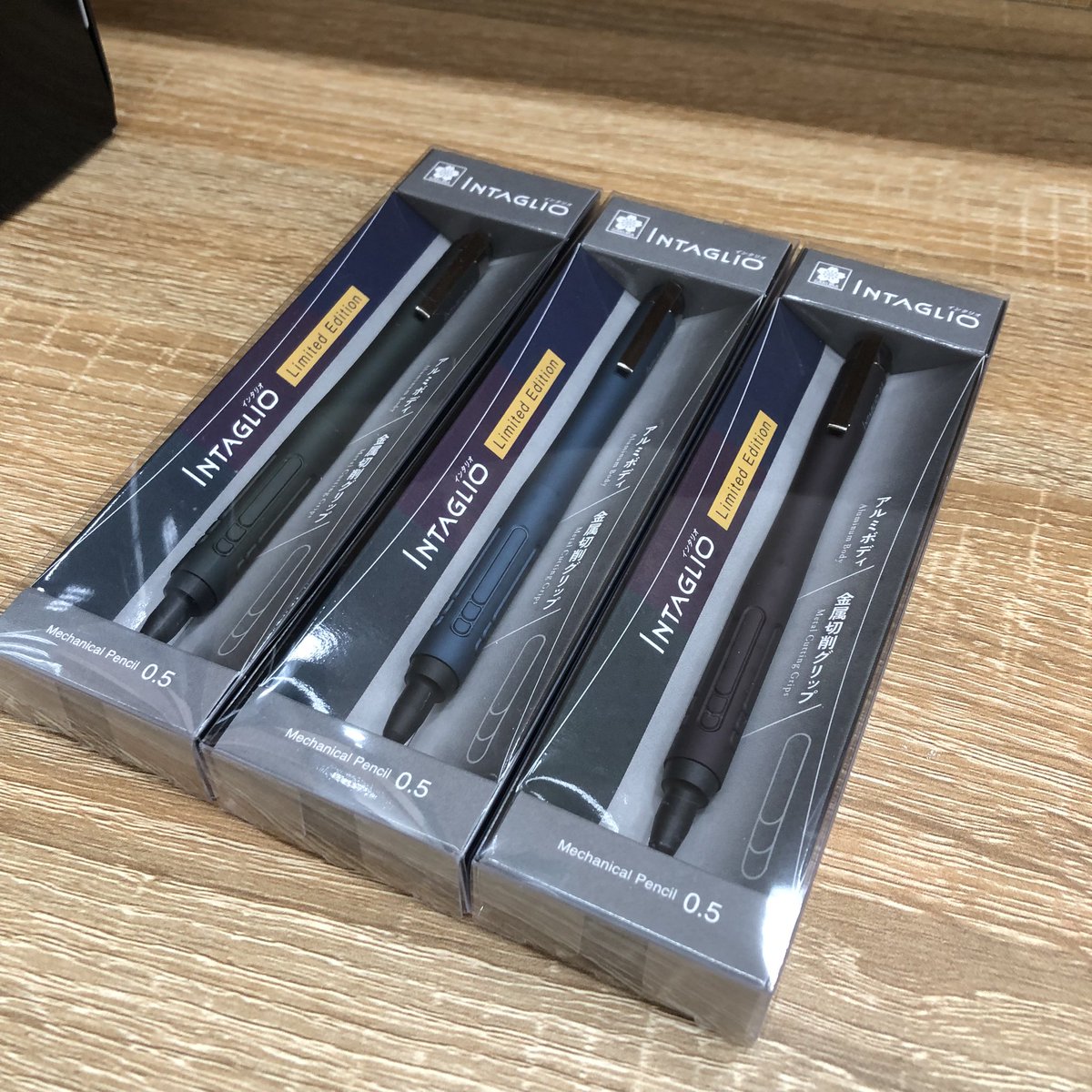 Hi_NOTE_isesaki's tweet photo. 大人気シャープペン インタリオにシックで高級感のあるダークカラーが登場🍷
グリーンブラック、ブルーブラック、ワインブラックは数量限定（税込3300円）、ブラックは通常品（税込2970円）
あなたはどの色を選ぶ😎❓
#ハイノート伊勢崎店 #群馬 #文具 #文房具 #新商品のご紹介 https://t.co/KXSGYPpEiz