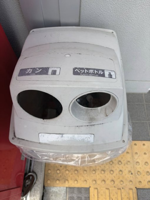 lorrachase's tweet photo. いつも思うんですが、ペットボトルとカン
仕分けされるゴミ箱が素晴らしい。

でもよく見たら中は繋がっている、一緒…この意味を誰か教えてください… https://t.co/l82lSGSM3m