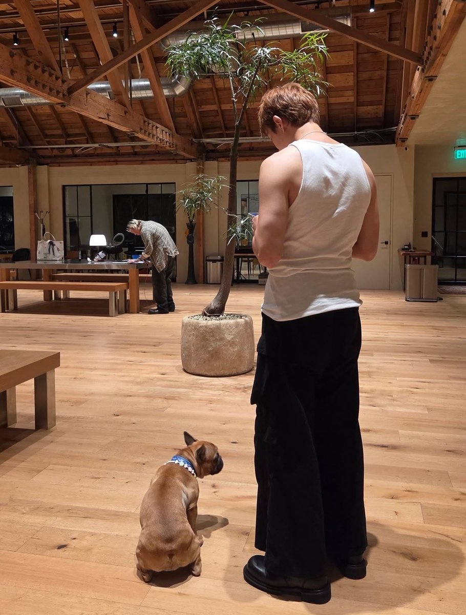 btschartsxdaily's tweet photo. NAMJOON WITH A DOG 😭💜 https://t.co/nnlNqzIXIk