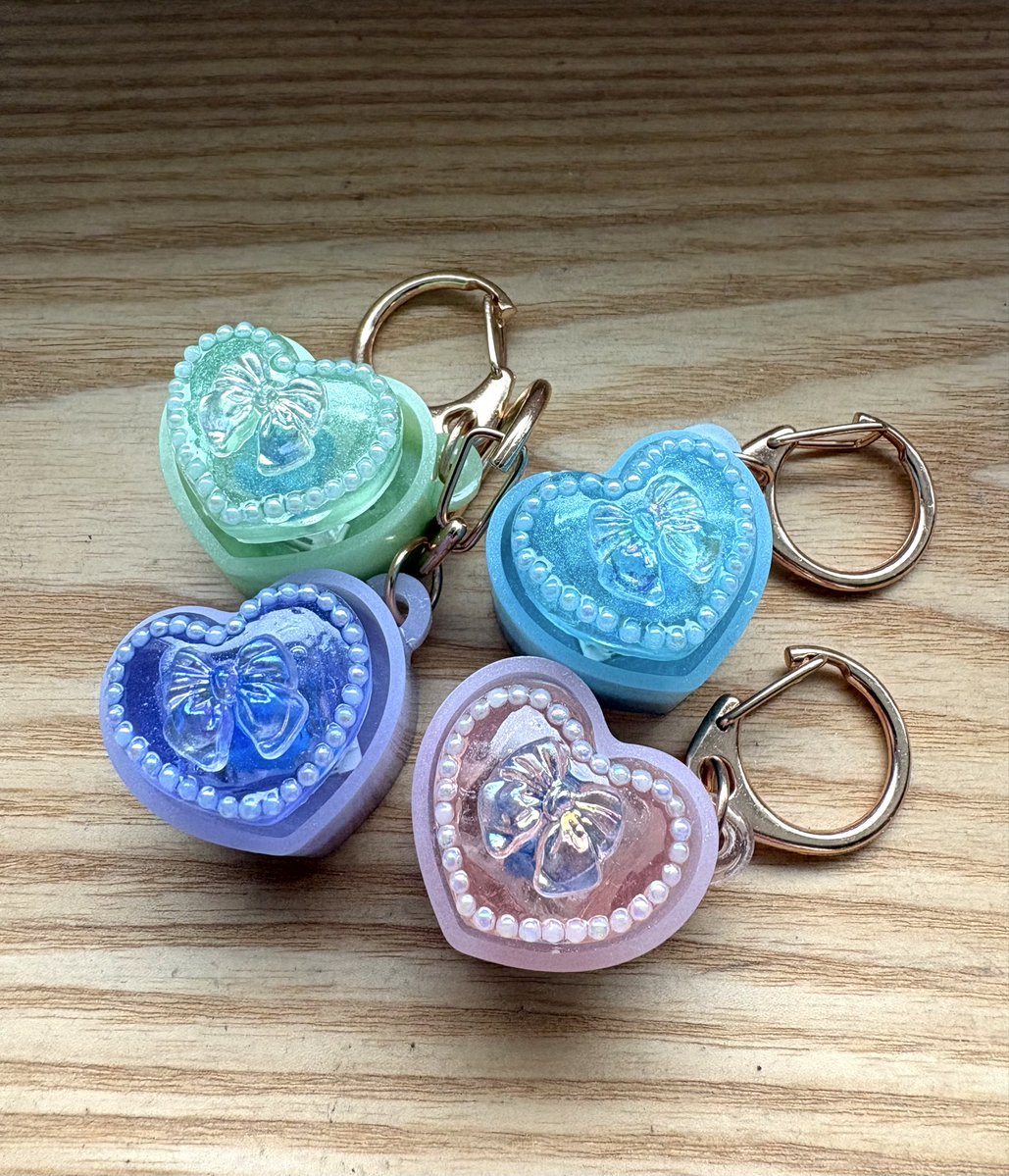 candy_dot's tweet photo. 完全にレジンにハマった🥺
作って満足しちゃうので売ろう https://t.co/q5FVSWqJ4p