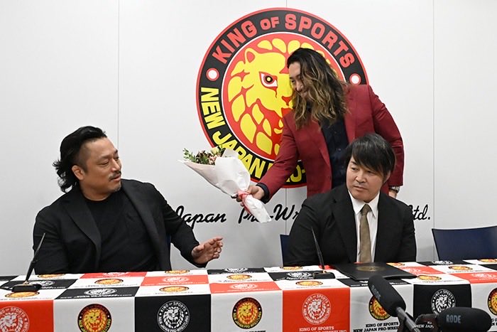 njpw1972's tweet photo. 「まず後藤選手、『ストリートファイター』出演おめでとうございます。敵とはいえ、ハリウッドの作品に出演すること、これは尊敬に値することだと思っています」

会見冒頭、辻が後藤に花束贈呈！

#njdest #ストリートファイターザムービー https://t.co/aH4vd2ISpR