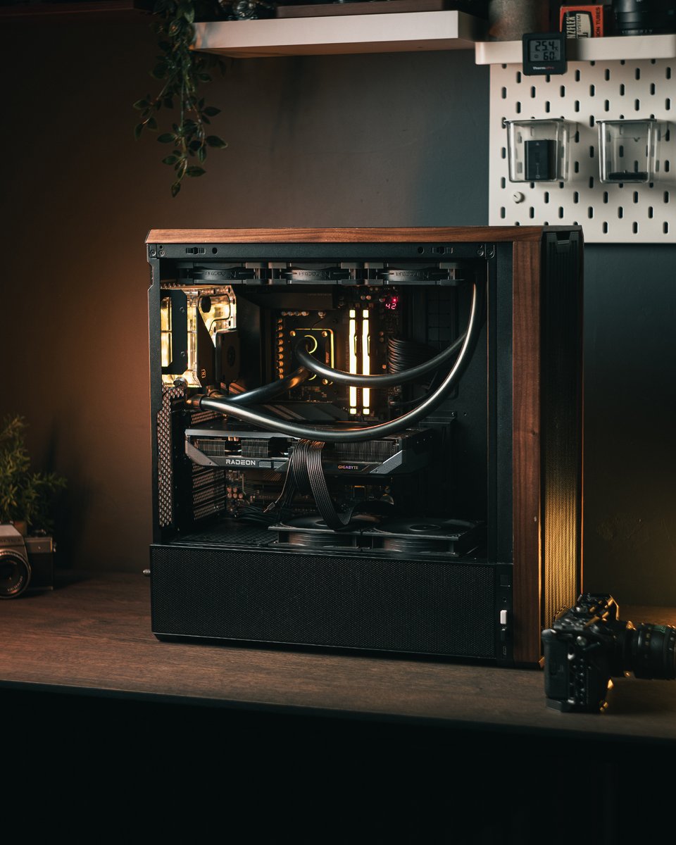 GIGABYTE_DE's tweet photo. GIGABYTE AORUS INFINITY AERO ELITE GiMATE AI TOP GAMING POWER 😎

GIGABYTE Radeon RX 9070 GRE GAMING OC 12G 💻

Dank an 💘🛠📸🎥💻Cr: @ proyamyampc @ aorus_uk @ aorus.nordic

#GIGABYTE #AORUS #custompc #pcgaming #setupwars #gaminglife #AORUSINFINITY https://t.co/XIwJqggr8I