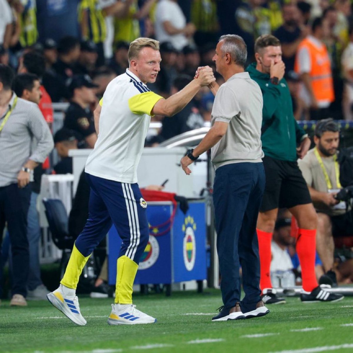 sarilaciapp's tweet photo. 🗣 Onur Tuğrul: 

"Fenerbahçe'de İsmail Kartal'ın yerine adaylar konuşuluyor. Bunu söylemek için belki erken ama öyle bir ihtimal olursa Kuyt ihtimalini de göz önünde bulundurmak gerektiğini düşünüyorum."

📺 NEO Spor https://t.co/1gnwcPWfmH