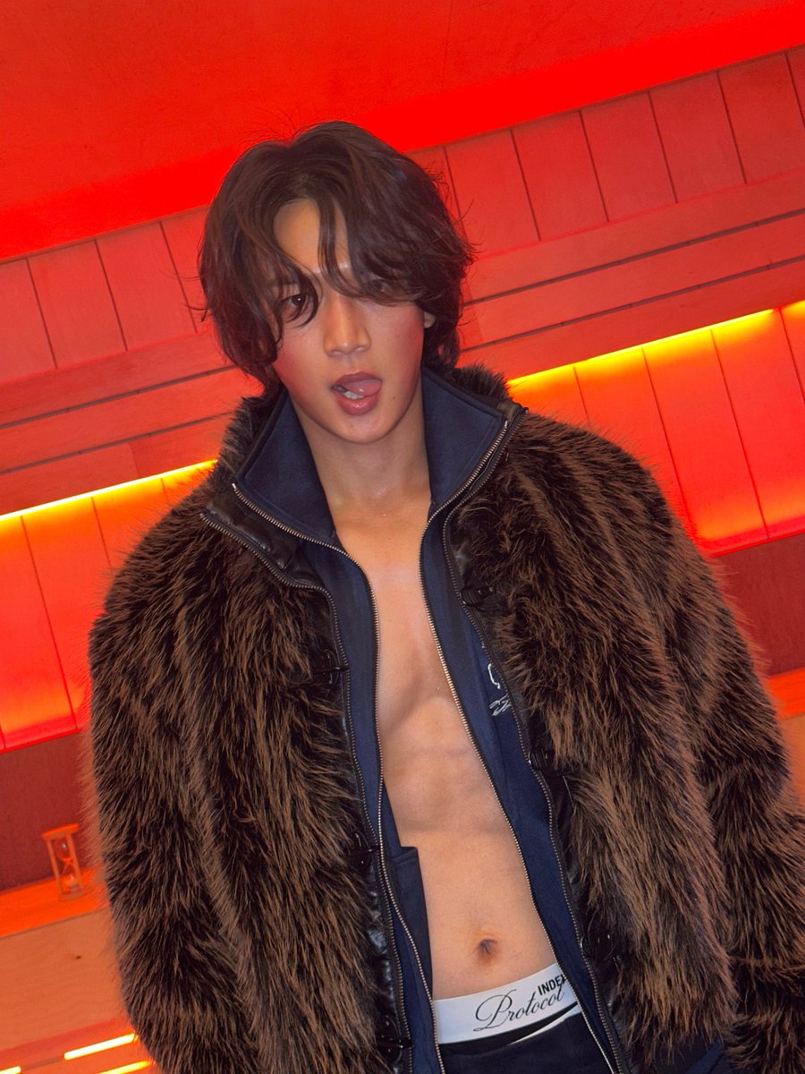 SHINee's tweet photo. 닿은 시선. 

#MINHO #민호
#Makeithot #MINHO_Makeithot 
#SHINee #샤이니 https://t.co/dHPsvbdDI0