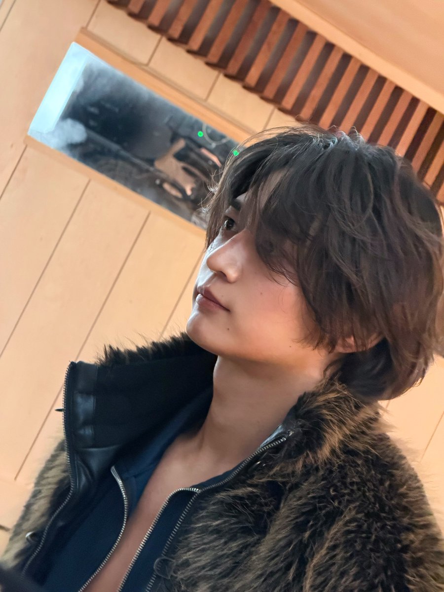 SHINee's tweet photo. 너와 날 둘러싼 공기.  

#MINHO #민호
#Makeithot #MINHO_Makeithot
#SHINee #샤이니 https://t.co/QcjRK2Uznm