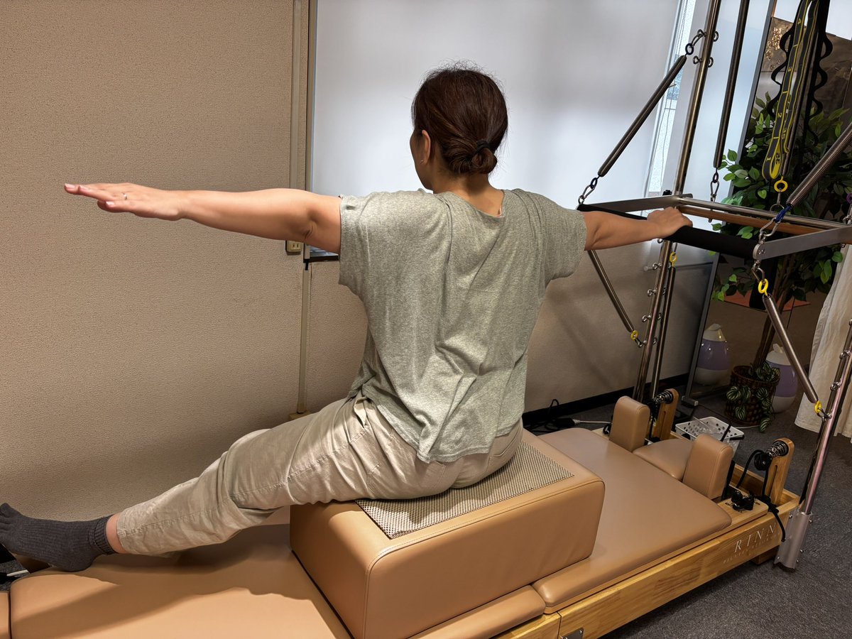 holistic_myoga's tweet photo. 首のヘルニア
手の痺れの方に

パーソナルレッスンで
今日は
マシンを活用してみましたよ。
じんわり汗がしっかり

普段使えてない筋肉に
こんなにゆったりなのに
Switchが入り始め〜稼働したところから
熱量が上がりますね。

🌹ホリスティック Muna セラピースタジオ
野江駅徒歩1分　京橋からも便利

#首のヘルニア大阪