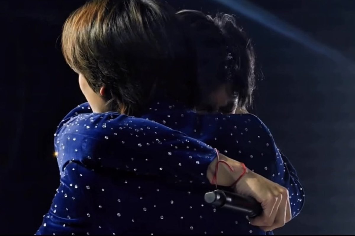 twixtpp's tweet photo. จังหวะเอาหน้าบี้ไปกับไหล่ภูวินคือ… 😭😭😭😭😭😭

เขาต้องแบกรับอะไรมามากขนาดไหน ต้องเจออะไรระหว่างทางมาเยอะขนาดไหน กว่าเขาจะมีรอยยิ้มในทุกๆ วันที่เราเห็น เขาเจออะไรมาบ้าง 😭😭😭 
นี่พูดทุกครั้ง พูดเสมอว่าขอบคุณภูวินมากๆ ขอบคุณการมีอยู่ของภูวิน ขอบคุณที่อยู่เคียงข้างปอนด์มาตลอด ขอบคุณที่ไม่เคยปล่อยมือกัน ขอบคุณที่สู้ไปกับปอนด์ ขอบคุณที่เป็นเซฟโซนให้ปอนด์เสมอ ทุกครั้งที่ปอนด์ต้องการความช่วยเหลือ ภูวินจะเป็นคนแรกๆเสมอที่พร้อมช่วย พร้อมซัพพอร์ต เวลาปอนด์เจอเรื่องไม่ดีขอแค่เห็นว่าภูวินยังอยู่ข้างปอนด์เราใจชื้นขึ้นมาก ในฐานะเมนปอนด์เราขอบคุณภูวินจริงๆที่เป็นเพื่อน เป็นพาร์ทเนอร์ที่ดีที่สุดของปอนด์

เราเป็นแค่แฟนคลับ เราเห็นเขาแค่ในมุมที่เขาอยากให้เห็น เราอยู่ในจุดที่ได้ชื่นชมความสำเร็จของเขา แต่เราไม่รู้เลยว่าระหว่างทางเขาผ่านอะไรมากบ้าง ความสำเร็จของเขาที่ทำให้เราภูมิใจในตัวเขา ไม่รู้ว่ามันมีน้ำตามากมายขนาดไหนเขาถึงได้มาถึงจุดนี้ได้ เราได้แต่หวังว่าเขาจะมีคนที่คอยเป็นที่พักใจในวันที่เขาเหนื่อย เขาท้อ มีมิตรที่ดี มีคนคอยกอดปลอบในวันที่เขาเสียใจ ความคาดหวังเดียวที่เรามีให้ปอนด์คงแค่หวังให้เขามีความสุขในทุกๆ วัน ไม่ต้องมีความสุขที่สุดในโลกก็ได้ ขอแค่เขามีความสุข มีรอยยิ้มที่ยิ้มมาจากข้างในแค่นั้นเอง 

ขอบคุณปอนด์ที่สู้มาขนาดนี้ และขอบคุณภูวินที่เป็นพาร์ทเนอร์ที่ดีเสมอมา
