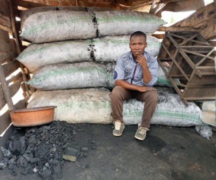 SlumSurvival's tweet photo. “I started with just UGX 5,000 roasting maize on the streets. After saving, I started a charcoal business and now earn over UGX 20,000 a day. SLS’s Youth Programme helped transform my life.

#SLSUganda #YouthEmpowerment #Livelihoods #Impact

https://t.co/ck6S1DluYG https://t.co/otyfPtMfmX