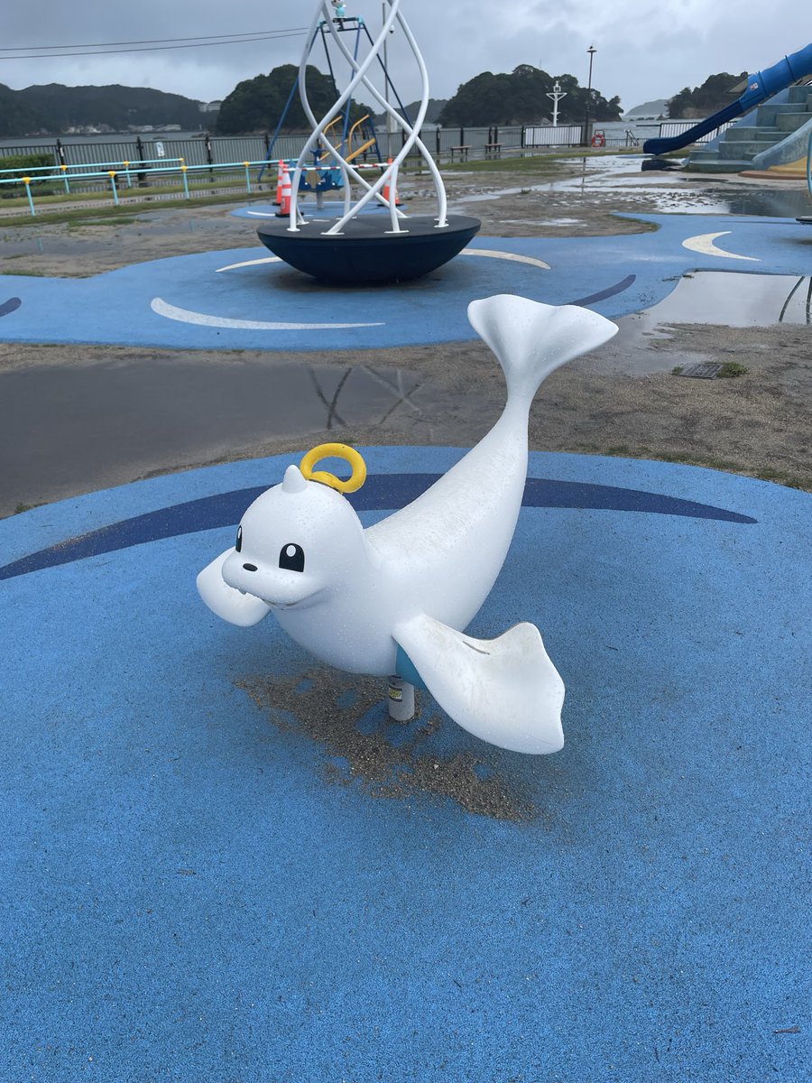 Pippi220130's tweet photo. ミジュマル公園
雨で誰もいない笑
電車止まって、やっと再開 https://t.co/Q1pBWyePBf