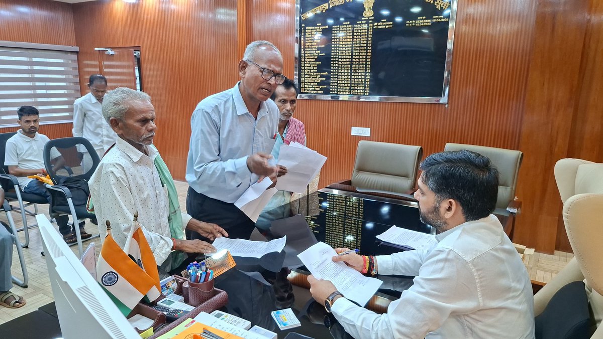 dcjamtara's tweet photo. कार्यालय प्रकोष्ठ में आयोजित #जनता_दरबार में आज जिले के ग्रामीण एवं शहरी क्षेत्रों से आए करीब 35 की संख्या में आमजनों की समस्याओं/शिकायतों को सुना। प्राप्त शिकायतों/आवेदनों के त्वरित एवं प्रभावी समाधान हेतु संबंधित अधिकारियों को अग्रसारित कर समुचित कार्रवाई हेतु निर्देशित किया, साथ ही कई समस्याओं का ऑन स्पॉट समाधान किया गया। 
#JantaDarbar 
#DistrictAdministration
#Jamtara
@AlokDubeyIAS 
@JharkhandCMO 
@prdjharkhand