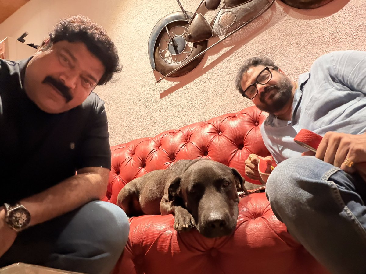 rajupatilmanase's tweet photo. आमचा रॉकी... भलताच अतरंगी, घरातल्यांसाठी प्रचंड लाडका आणि प्रेमाचा सागर, पण शत्रू किंवा संकटासाठी साक्षात काळ ! हा पठ्ठा स���वभावानं जितका इमानदार, तितकाच भयंकर धाडसी आहे. यापूर्वी त्याने अनेकदा विषारी साप गरागरा फिरवून मारले आहेत. एकदा तर एका विषारी सापाने चावा घेतल्यामुळे त्याला रक्ताच्या उलट्या झाल्या होत्या, तो मरणाच्या दारापर्यंत पोहोचला होता. पण त्याही संकटावर मात करून तो चमत्कारिक रित्या सुखरूप बाहेर पडला !🧿
अशा या आमच्या 'रॉक स्टार' रॉकीने काल संध्याकाळी ७:१५ च्या सुमारास मुरबाड येथील आमच्या फार्म हाऊसवर स्वतःचाच एक नवा रेकॉर्ड केला. बेसावध असताना कंपाऊंडच्या जाळीवरून उडी मारून काल एका बिबट्याने रॉकीवर पाठीमागून हल्ला केला !
पण समोर बिबट्या असला तरी त्याची गाठ आमच्या पठ्ठ्यासोबत होती. रॉकीने क्षणाचाही विलंब न करता बिबट्याचा डावा गाल आणि हनुवटीवर असा काही मजबूत चावा घेतला की बिबट्या स्वतःची सुटका करण्यासाठी धडपडू लागला. अखेर रॉकीने पकड सैल करताच बिबट्याने जंगलाच्या दिशेने धूम ठोकली. या थरारक झटापटीत रॉकीला बिबट्याची नखे लागून जखमा झाल्या, पण तरीही हा पठ्ठा त्याचा शत्रू कुठे गेला हेच छाती ठोकून पाहत उभा होता. त्याने दाखवून दिले की लढायला वाघाचं कातडं नाही तर वाघाच काळीज हवं !

नंतर आम्ही CCTV फुटेज पाहिले तेव्हा अंगावर काटाच आला. रात्रीच तिथे जाऊन डॉक्टरांना बोलावून रॉकीवर प्रथमोपचार केले आणि आता तो सुरक्षित आहे. मुरबाड वनविभागालाही तातडीने याची माहिती देण्यात आली असून त्यांनी सकारात्मक प्रतिसाद देत तातडीने उपाययोजना सुरू केल्या आहेत.

��रंतु इथे विचार करण्यासारखी गोष्ट ही आहे की यात दोष नक्की कोणाचा ? 
मुरबाड आणि आसपासच्या परिसरात तसेच राज्यात इतरत्रही मानव-वन्यजीव संघर्ष सातत्याने समोर येत आहे. हा प्रश्न केवळ आमच्या रॉकीच्या कौतुकाचा नाही, तर एका गंभीर समस्येचा आहे. विकासाच्या नावाखाली आपण माणसांनी जंगले नष्ट केली, प्राण्यांचे हक्काचे घर हिरावून घेतले. जेव्हा त्यांचा अधिवास संपतो, तेव्हा अन्नाच्या शोधात हे वन्यजीव मानवी वस्त्यांकडे वळणारच !
काल आमचा रॉकी होता ज्याने शौर्याने बिबट्याला पळवून लावले, पण उद्या तिथे एखादा निष्पाप माणूस, महिला किंवा लहान मूलही असू शकते, याला जबाबदार कोण ? वन्यजीवांवर रागवण्यापेक्षा आपण निसर्गाचा समतोल राखायला हवा, अन्यथा हे संकट प्रत्येकाच्या दारापर्यंत पोहोचायला वेळ लागणार नाही ! हा धोक�� मानव व अर्थातच सरकारच्या विकासाच्या नावावर उद्योगपती धार्जिण्या चुकीच्या योजनांना पाठबळ देण्यामुळे निर्माण झाला आहे हे मान्य करावेच लागेल.
#RockyTheHero #SaveForests  #RealHero  #NatureBalance  #Wildlife