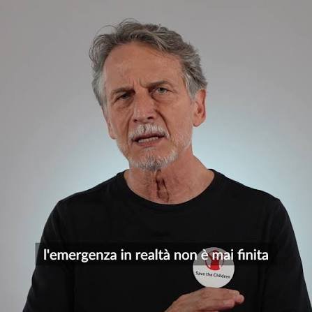 Giorgioaki's tweet photo. SAVE THE PEOPLE FROM SAVE THE CHILDREN E AFFINI

Questi qua ogni giorno ci martellano i torroni con la loro questua lacrimevole. A tutto campo. Compaiono ovunque.
Ci parlano della situazione catastrofica a Gaza: di bambini denutriti al punto da non riuscire a piangere; che sognano di morire per andare in paradiso e poter finalmente mangiare e bere. Ci informano che il cibo e gli aiuti vengono bloccati sistematicamente.
Ma da chi?
Ecco, questo è il punto.
Il tizio in questione, con la sua aria contrita e compassionevole, si dimentica sempre di dircelo.
Di fare i nomi dei criminali assassini che stanno compiendo il massacro in mondovisione.
Non è complicato risalire ai colpevoli di quell'olocausto. 
Sciacalli siete.
Sfruttate questa immane tragedia per mandare avanti il vostro carrozzone mangiasoldi.
Se volete arrestare la mattanza, dovete prima di tutto contribuire a neutralizzarne le cause. Partendo col denunciare i carnefici.
Affinché possano essere fermati.
Altrimenti potrebbe sorgere il sospetto che, tutto sommato, il protrarsi della crisi non vi dispiaccia poi tanto.
Visto che fa arrivare i soldini.