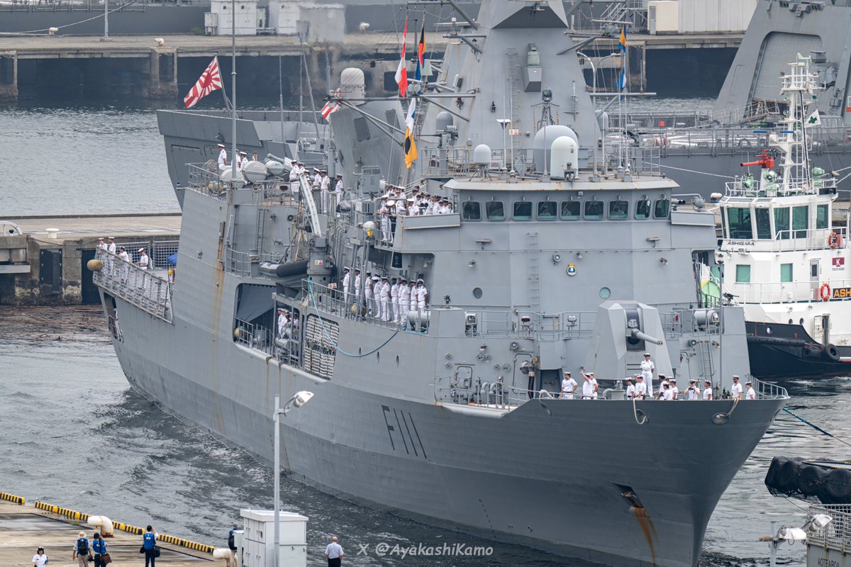 AyakashiKamo's tweet photo. 補給艦に続き、横須賀へ入港した「テ・マナ」⚓️

比較的大柄な「しらせ」と「アオテアロア」に挟まれた隙間へ、タグの支援を受けて上手に滑り込んでいきました。

#RoyalNewZealandNavy
🇳🇿【#テ・マナ (HMNZS Te Mana, F111)】2026/09/08📸 https://t.co/JOd2wXILXE