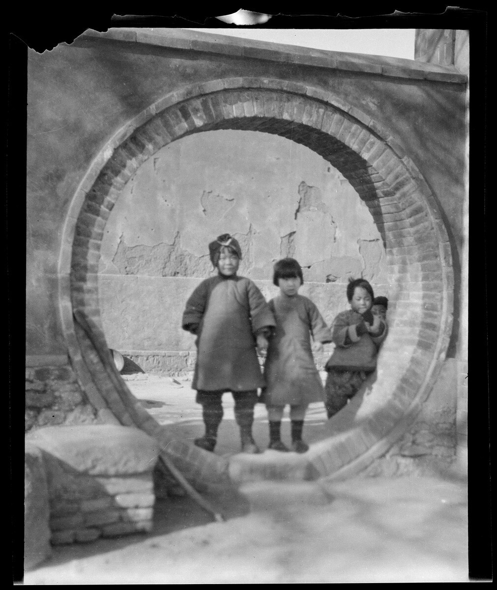 BrightMoonStory's tweet photo. Children in a moon gate at Ding Xian, 1931 or 1932. The gate is a full circle. The character for moon has never been one. https://t.co/7e95iqYHJK