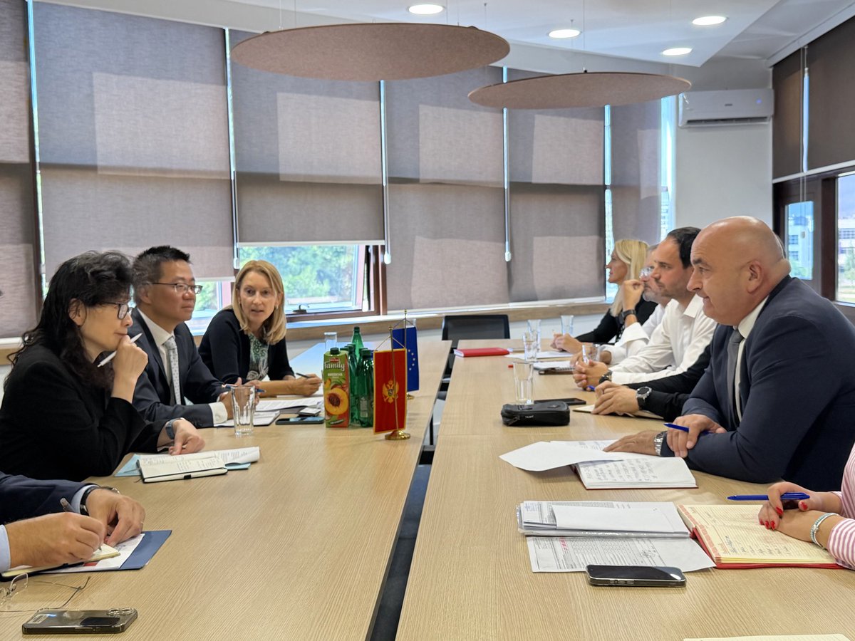 MPoljoprivrede's tweet photo. 📢 Ministar Joković sastao se sa predstavnicima Svjetske banke, predvođenim novim šefom Kancelarije za BiH i Crnu Goru Liang Wangom. 

Potvrđena je snažna saradnja i nastavak realizacije ključnih projekata u poljoprivredi, šumarstvu i vodoprivredi. 🤝

#ministarstvopoljoprivrede https://t.co/dl6jI6sHgs