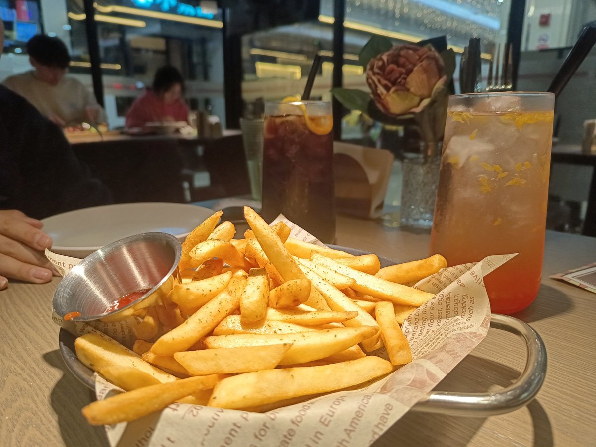 alieg532718's tweet photo. Stealing a fry from my guy’s plate at our corner boba spot—today’s tiny perfect win ， https://t.co/ruw5nEVicX