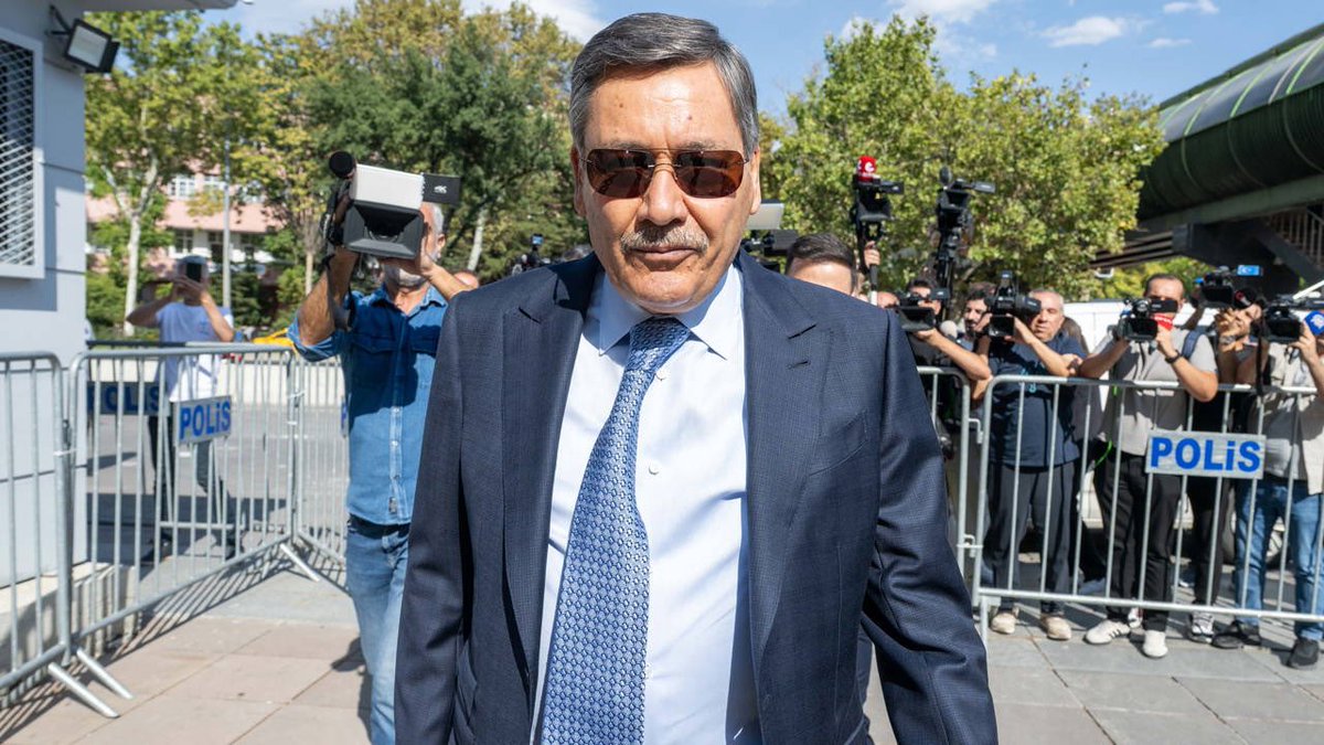 toplumsalmht83's tweet photo. Melih Gökçek'in ifadesi ortaya çıktı: 

"Emekli maaşıyla geçiniyorum, üzerime kayıtlı taşınmaz ve bir şirkette ortaklığım yok." https://t.co/wtZLYItDaG