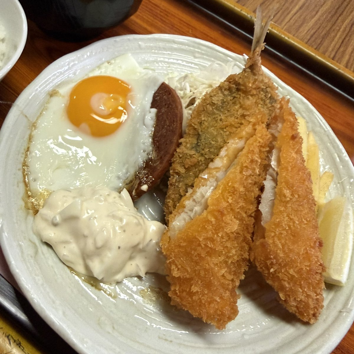 nariz94028832's tweet photo. 【国際通り周辺で楽しむ沖縄食堂のAランチ in 那覇・久茂地】

店名　なかや食堂
料理　Aランチ

アジ＆白身魚のフライ、ポーク、目玉���き、
ポテトがぎゅっと一皿へ❤️
サクサクのフライへタルタルをかけると、
ご飯が進む進む
地元感あふれる食堂でリーズナブルに楽しめる沖縄の味わい💕

まーさん🙏 https://t.co/d0cUDMRVi4