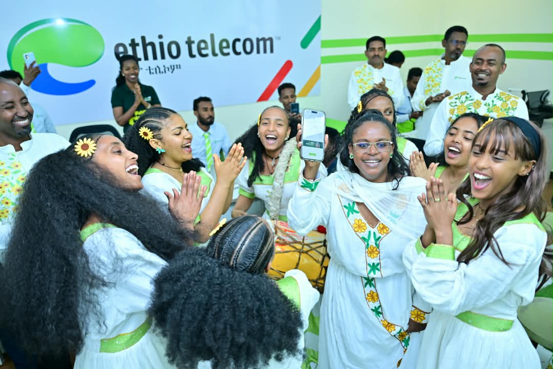 ethiotelecom's tweet photo. በአዲስ ዓመት ዋዜማ፣ በዋና ሥራ አስፈጻሚያችን ፍሬሕይወት ታምሩ መሪነት ከከፍተኛ የሥራ ኃላፊዎቻችን ጋር፣ በበዓል ድባብ የደመቁ የአገልግሎት ማዕከላቶቻችንን ጎብኝተናል። https://t.co/GInB2L2WZ4