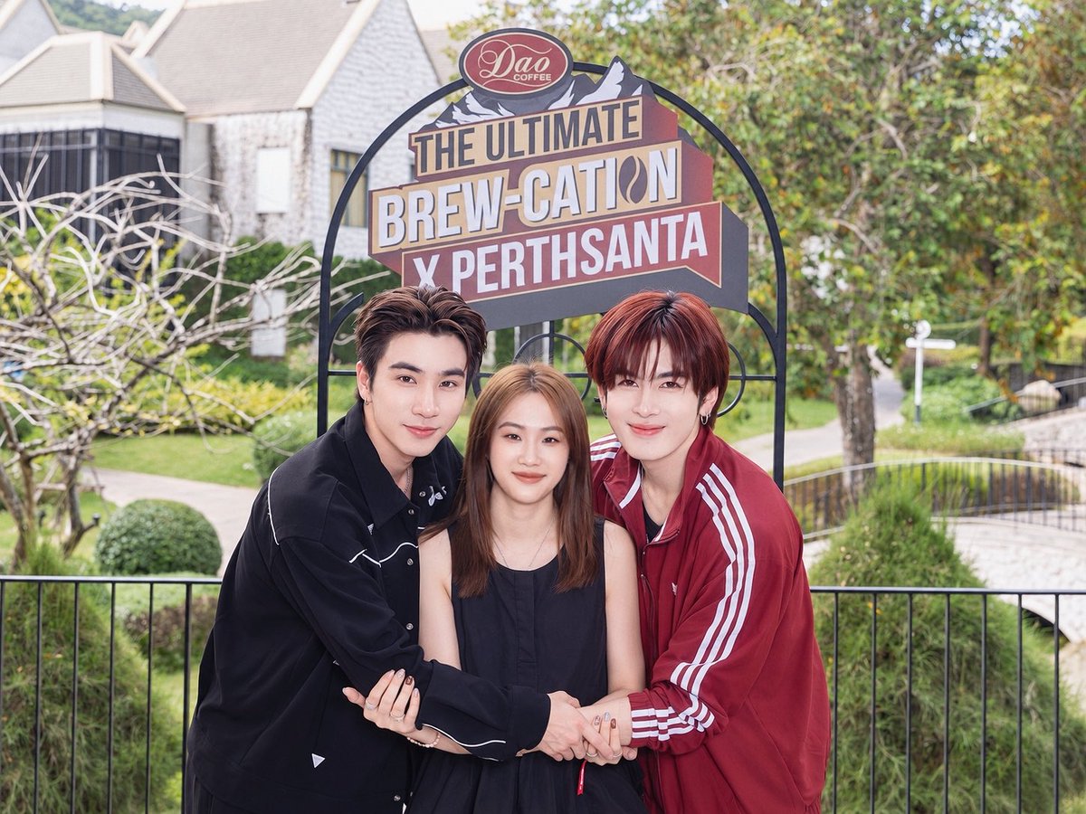 Mia_Chompoo's tweet photo. PerthSanta &amp; me🖤🤍✨🤟🏻 https://t.co/TiAToWFHIZ