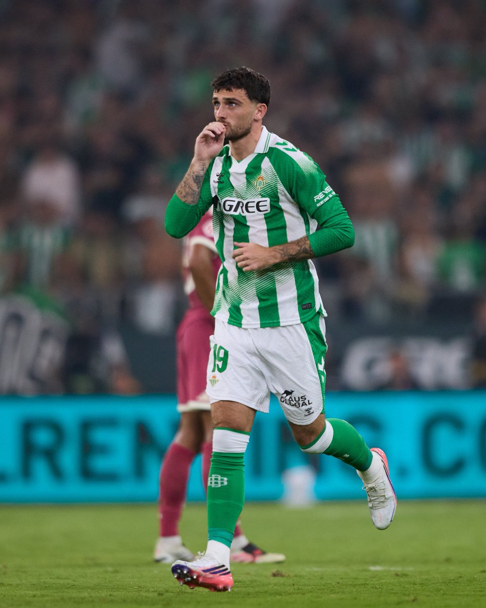 adjiehdt's tweet photo. Calvin Verdonk 🇮🇩 running on the same pitch as Troy Parrott 🇮🇪 was never on my bingo card 😮💨
#losclive #realbetis #UCL https://t.co/zl8AEqmIMp