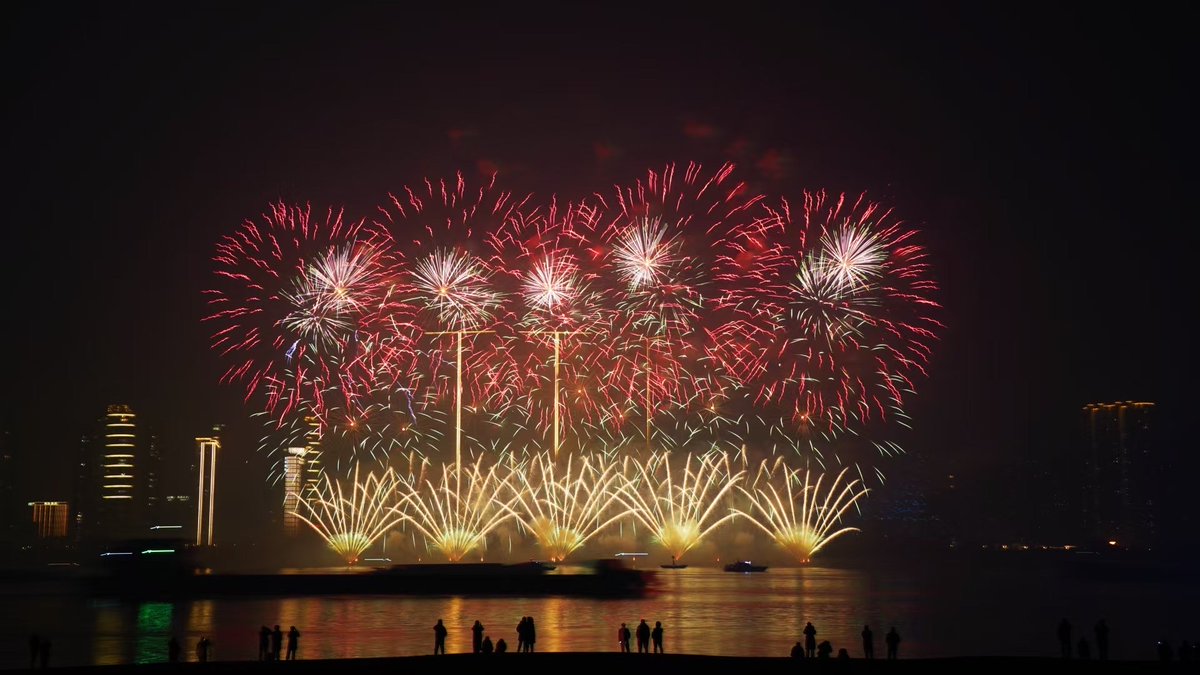 loves883130's tweet photo. Counting down to the midnight bell, letting go of the old, raising a glass to the new—may your year ahead be bright, full of little wins and warm moments! https://t.co/Inq0n1zWtv
