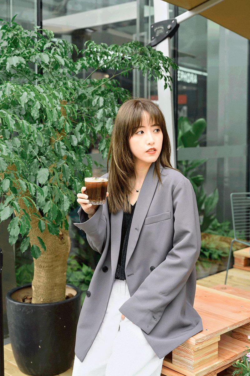 gabiiblu's tweet photo. Loving the crisp autumn air and golden leaves today—perfect for a morning walk with a warm latte!， https://t.co/9BMwO7zEDk