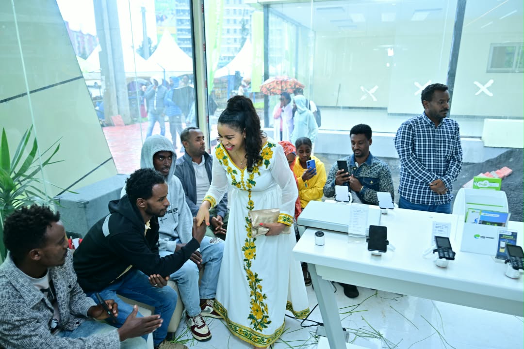 telebirr's tweet photo. በላቀ አገልጋይነት አዲሱን ዓመት በማስመልከት ከደንበኞቻችን ጋር ፍሬያማ አስደሳች ጊዜ አሳልፈናል!

በዋና ሥራ አስፈጻሚያችን ፍሬሕይወት ታምሩ መሪነት ከሥራ ኃላፊዎቻችን ጋር፣ በበዓል ድባብ የደመቁ የአገልግሎት ማዕከላቶቻችንን ጎብኝተናል። https://t.co/DNKnwDMMQx