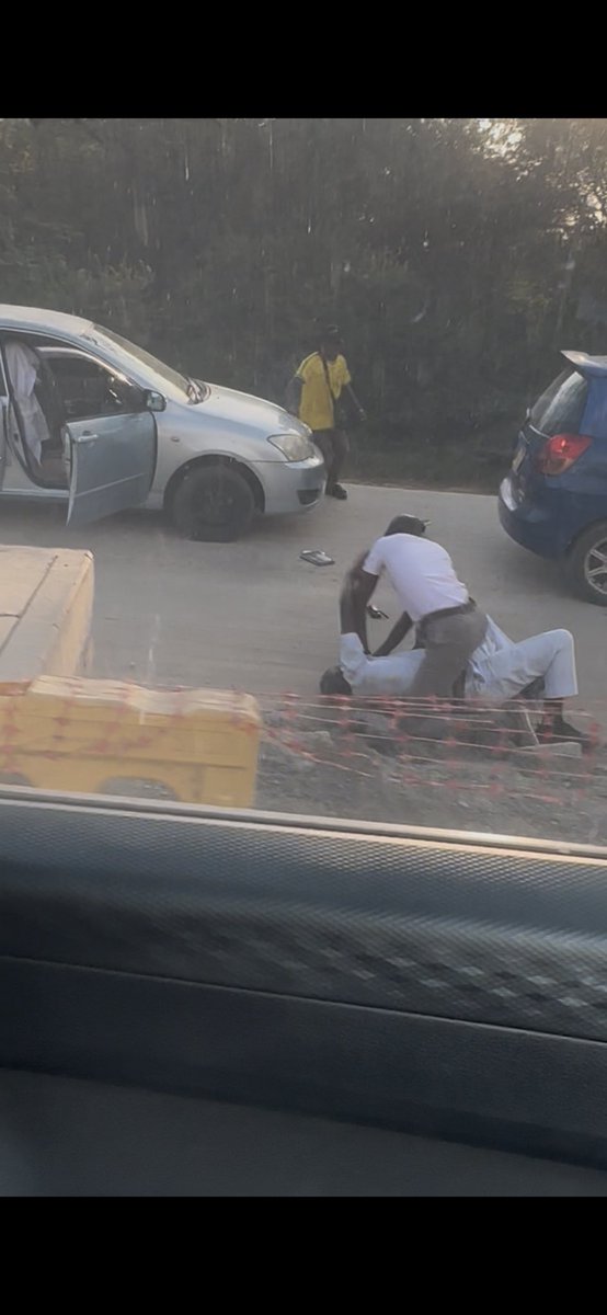 Sativa255's tweet photo. Askari wa usalama barabarani AKILA KICHAPO maeneo ya mwenge kutoka kwa mwananchi chanzo uonezi.

Wanajeshi wameingilia Kati.

Nchi imevimba hii..! https://t.co/DF4ajPOhGI