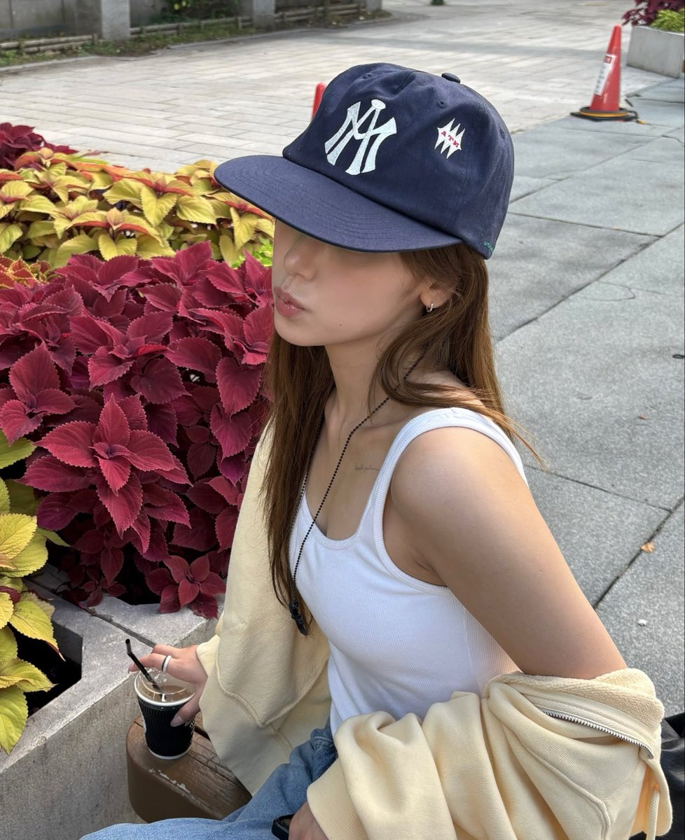 yeji_midzyfury's tweet photo. YEJI LOOK SO FREAKING GOOD ON VACATION AND IS THAT A TATTOO HELLO?????!!! https://t.co/EhDVT0lJjM