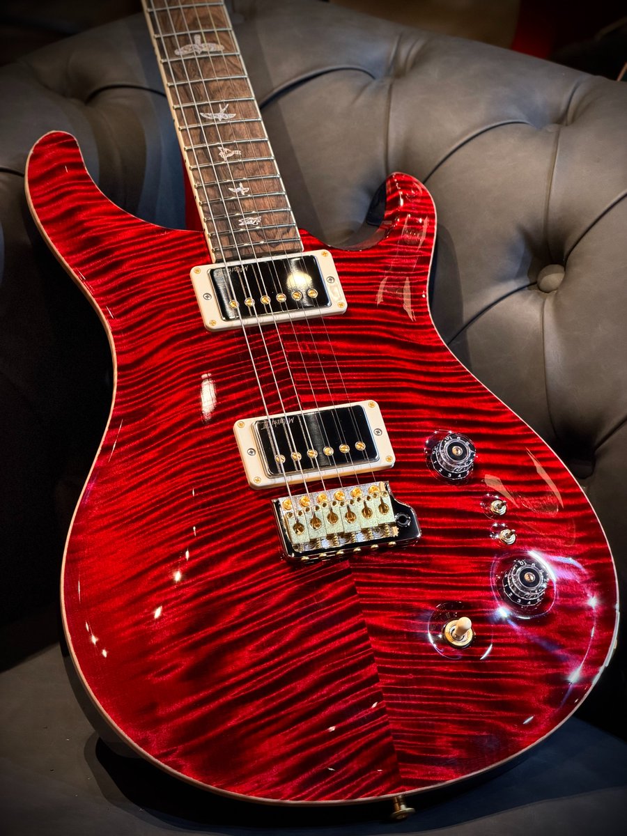 ishibashichamz's tweet photo. 【#PRSフロア】
Wood Library McCarty Trem Japan Exclusive Custom Colorが入荷🔴🔵

本個体はCustom Color表記となっており、トップカラーはRed Tiger、バックカラーはメタリックブルーを採用！あのアメコミヒーローのようなカラーリングです！

商品ページ近日公開予定です！

#PRS https://t.co/97woC9nEZM