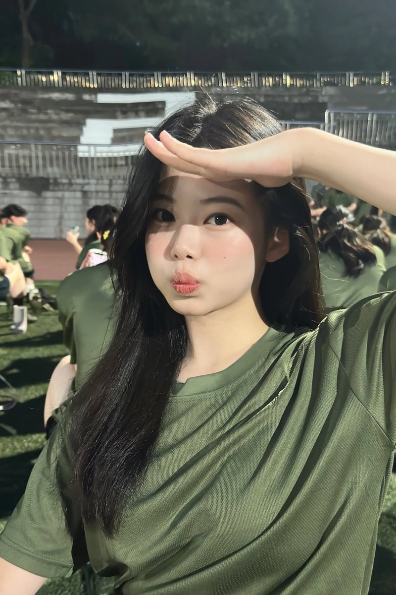 LudaS339598's tweet photo. 新人刚玩x 开学典礼  

想发点照片  有人锐评女大福照吗  

直接给不墨迹  发完我要删了…...无🚪 https://t.co/eyo26yofUM
