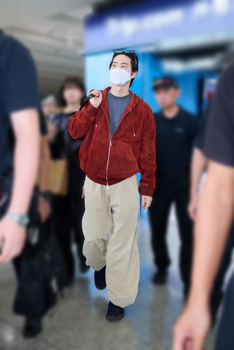 StarArena_'s tweet photo. FERRAGAMO welcomed Brand Friend and EXO leader #SUHO to Hong Kong today ahead of the brand's Landmark boutique grand opening! ✈️✨

Arriving in style, SUHO wore a vibrant College Red lambskin hooded jacket from the FERRAGAMO Fall/Winter 2026 collection, paired with the iconic Hug Bag in an East-West silhouette—effortlessly embodying modern elegance and refined Italian craftsmanship.

FERRAGAMO Landmark Boutique Grand Opening

📅 SEP 8 2026, 5:45PM
📍 2/F LED Screen Public Area (Opposite Shop 231), Landmark Atrium, Central, Hong Kong

@Ferragamo @weareoneEXO
#수호 #EXO #엑소 #SUHOinHK #ferragamo