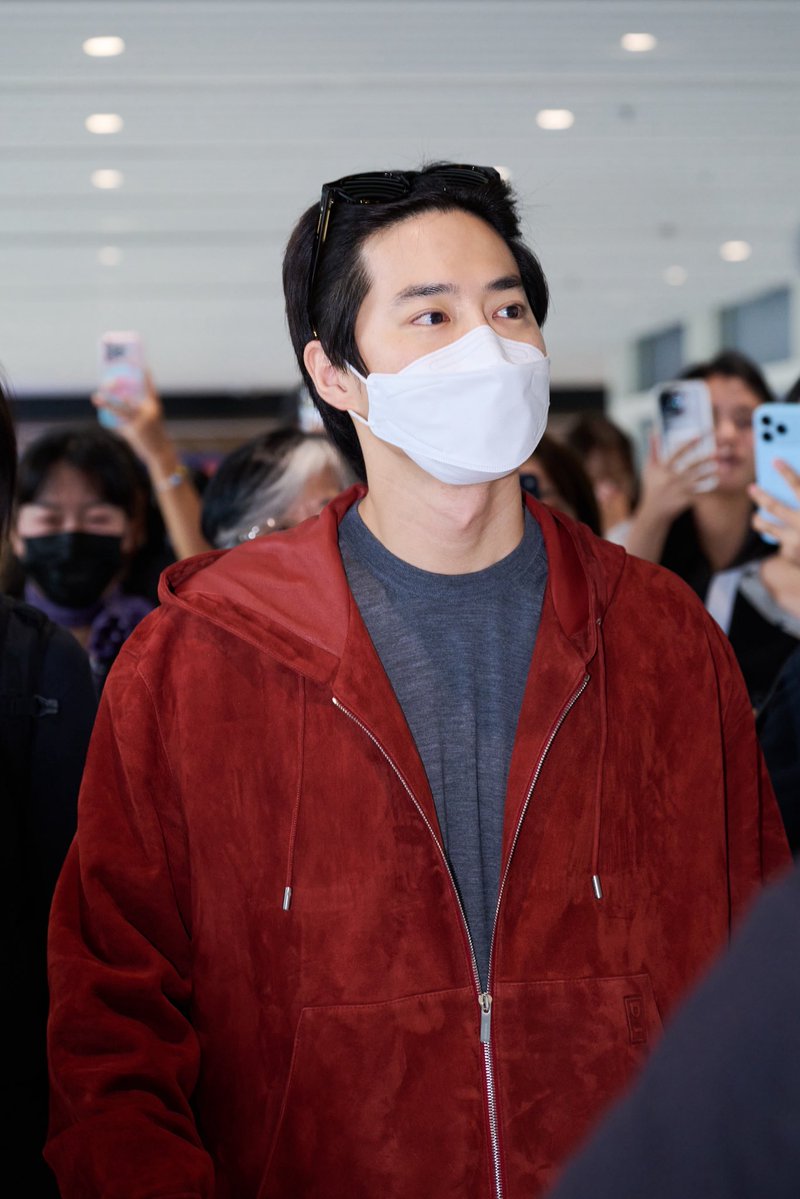 StarArena_'s tweet photo. FERRAGAMO welcomed Brand Friend and EXO leader #SUHO to Hong Kong today ahead of the brand's Landmark boutique grand opening! ✈️✨

Arriving in style, SUHO wore a vibrant College Red lambskin hooded jacket from the FERRAGAMO Fall/Winter 2026 collection, paired with the iconic Hug Bag in an East-West silhouette—effortlessly embodying modern elegance and refined Italian craftsmanship.

FERRAGAMO Landmark Boutique Grand Opening

📅 SEP 8 2026, 5:45PM
📍 2/F LED Screen Public Area (Opposite Shop 231), Landmark Atrium, Central, Hong Kong

@Ferragamo @weareoneEXO
#수호 #EXO #엑소 #SUHOinHK #ferragamo