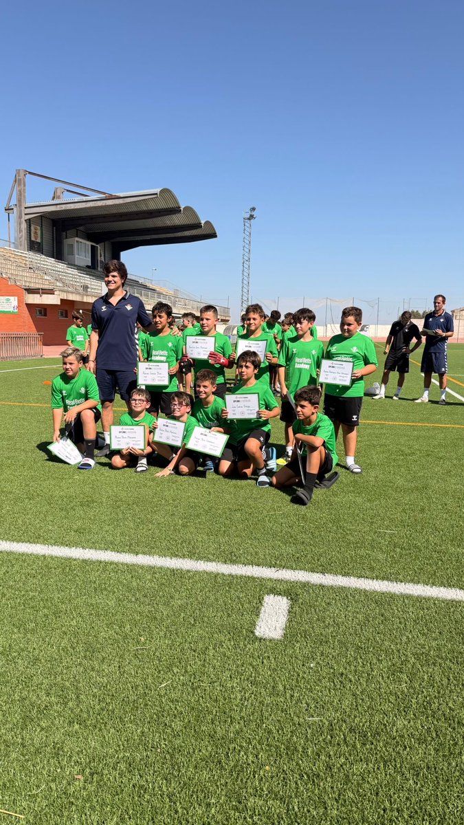 CarrionEmf's tweet photo. ¡Buenos días! La semana pasada tuvo lugar el Real Betis Camp en nuestra localidad. Queremos agradecer a la @academiadribbling del @RealBetis por elegirnos para realizar su campus , en el que todos los participantes han podido disfrutar de esta gran experiencia 💚⚽️ https://t.co/b2TNCuQZrs