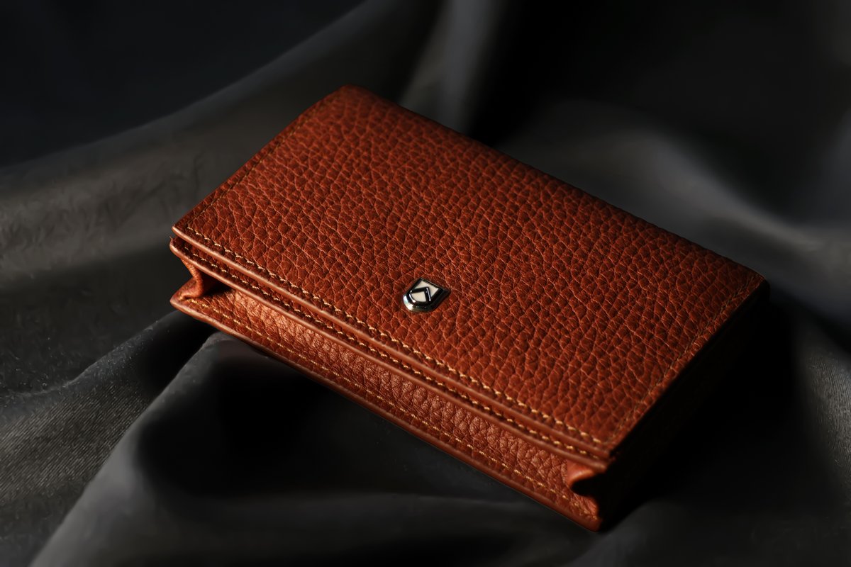 KnightsndWalker's tweet photo. Look at the pebbled finish Business Card Holder made with 100% top-grain leather, which perfectly accomdates upto 10 cards. Made for executive class people.

#knightsandwalker #premiumaccessories #executiveclass https://t.co/ESG1aP6sH0