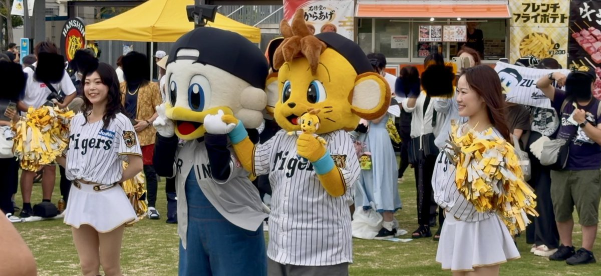 tatsuH516's tweet photo. 阪神タイガース SGLスタジアム
ロッテ戦見に行ったょおーー
ずーちゃん にも握手してもらったし
コラッキーにも握手してもらいましたぁ
2人とも 優しい方です。
これからも 
お互い いいライバルで
いましょうねぇーー https://t.co/IxK9vUTqYD