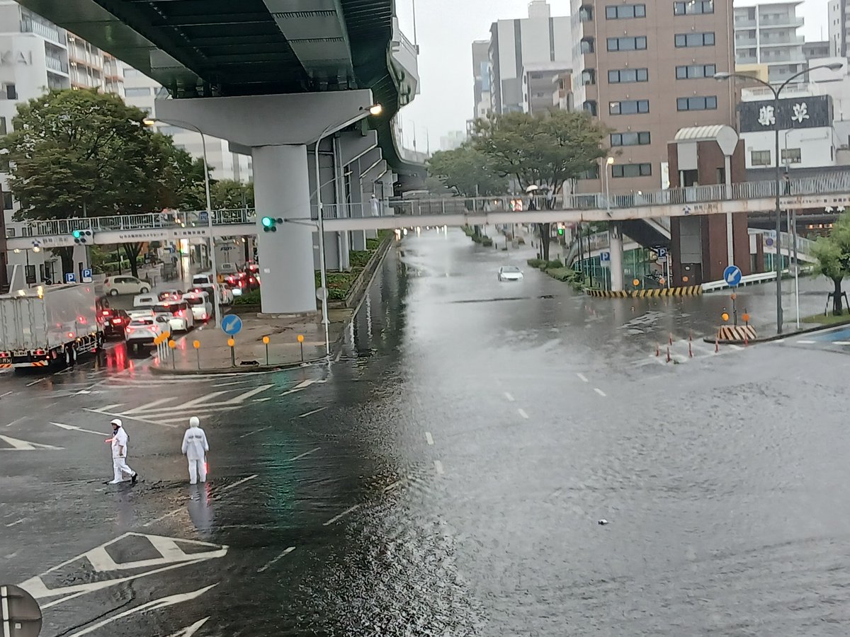 osu_dnews's tweet photo. 空港線南行き、丸太町から南行き冠水のため通行止　９/8 17時30分現在
参考　鶴舞で水没した車 https://t.co/TGkP80AjTP