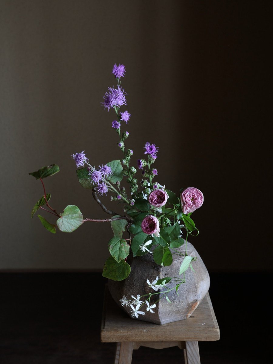 hana_narai's tweet photo. 信楽焼の花入に、リアトリス、万作、バラ、クレマチスをいけました。 https://t.co/FVSX4g787y