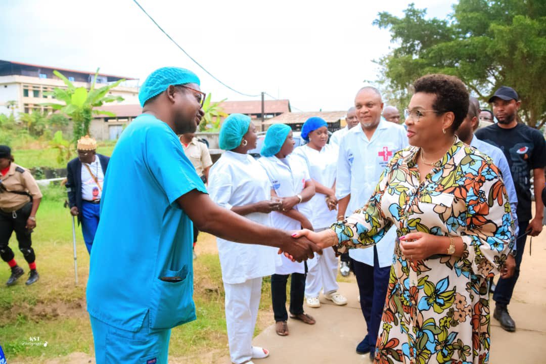 liliane_tshiama's tweet photo. CVM : DE L’AGONIE FINANCIÈRE À LA RECONQUÊTE DE L’OUTIL DE PRODUCTION 🇨🇩

Quand Madame Kawanda Walwom prend les commandes de la Congolaise des Voies Maritimes (CVM) en juin 2023, elle hérite d’une entreprise publique profondément fragilisée : 29 mois d’arriérés de salaires, treize années sans versement à la CNSS, une couverture médicale défaillante, des infrastructures vieillissantes et un outil de production lourdement dégradé.

Mais le véritable défi n’était pas seulement de constater l’état des lieux. Il fallait redresser la maison.

Première urgence : remettre l’humain au centre

Dès son arrivée, la nouvelle direction s’attaque au dossier social. Les deux mois d’arriérés d’avril et mai 2023 sont réglés. Le retard historique des salaires commence à diminuer, passant de 29 à 23 mois, tandis qu’une nouvelle régularité s’installe : les salaires sont désormais payés chaque mois, entre le 25 et le 30.

Autre avancée majeure : après treize années d’interruption, les versements à la CNSS reprennent.

La prise en charge médicale est également progressivement réhabilitée, avec notamment l’acquisition d’une ambulance et d’équipements médicaux.

Derrière ces chiffres, il y a surtout des travailleurs, des familles et une dignité professionnelle progressivement restaurée.

Deuxième bataille : récupérer la souveraineté opérationnelle

L’image est particulièrement symbolique.

Longtemps immobilisée, la drague FATSHI est remise en service grâce au savoir-faire des ingénieurs et techniciens congolais de la CVM.

Pas d’expertise étrangère pour cette réhabilitation : les compétences locales prennent leurs responsabilités.

Pendant 30 jours, un équipage entièrement congolais mène une campagne de dragage qui permet l’ouverture d’une nouvelle passe de navigation et contribue à stabiliser la calaison à 26 pieds sur le bief maritime.

C’est plus qu’une opération technique : c’est un signal.

Sortir de la dépendance, investir dans nos propres capacités

Pendant une décennie, la République a consacré plus de 40 millions d’euros à la location de dragues étrangères.

Le choix désormais affiché est différent : réhabiliter, maintenir et valoriser l’outil national plutôt que dépendre systématiquement de solutions extérieures.

La trajectoire reste longue et les défis demeurent nombreux. Mais les éléments mis en avant témoignent d’une volonté de transformation : régulariser progressivement le social, restaurer les capacités techniques et redonner à la CVM les moyens d’accomplir pleinement sa mission.

Parce qu’une entreprise publique ne se redresse pas uniquement avec des discours.

Elle se redresse lorsque les salaires reprennent, lorsque les cotisations sociales sont régularisées, lorsque les équipements redémarrent et lorsque les compétences nationales sont enfin mises à contribution.

À la CVM, le chantier est loin d’être terminé.

Mais une chose est certaine : le redressement commence lorsque l’on refuse de considérer le déclin comme une fatalité. 

@JeanneKawanda 
@FelixUdps 
@SuminwaJudith 
@Presidence_RDC 

#RDC #bonnegouvernance #CVM