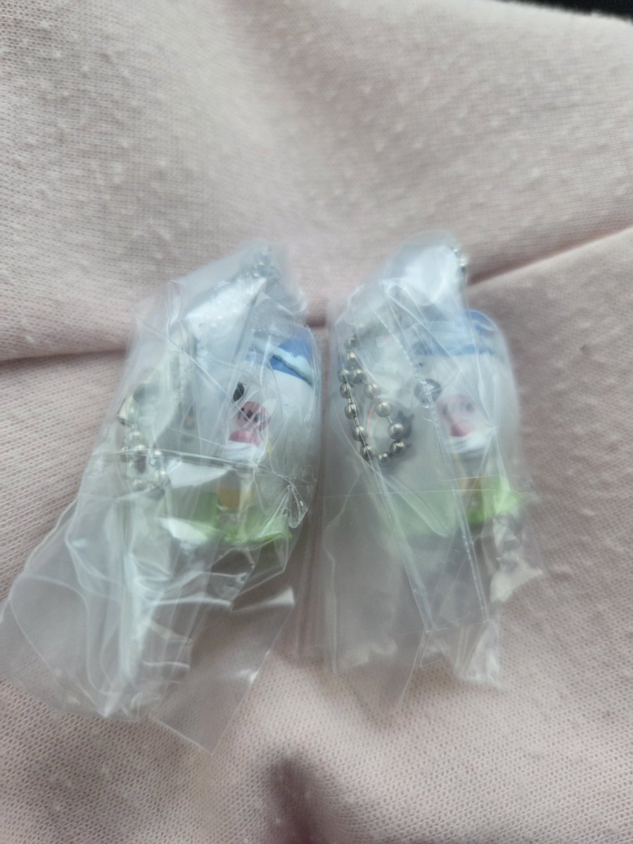u__ri07's tweet photo. 一番被ってたハチワレは迷子になりそうだな、、、
思い出で持ってようかお譲りに出すか…迷うなぁ🤔 https://t.co/8g20llLnjM